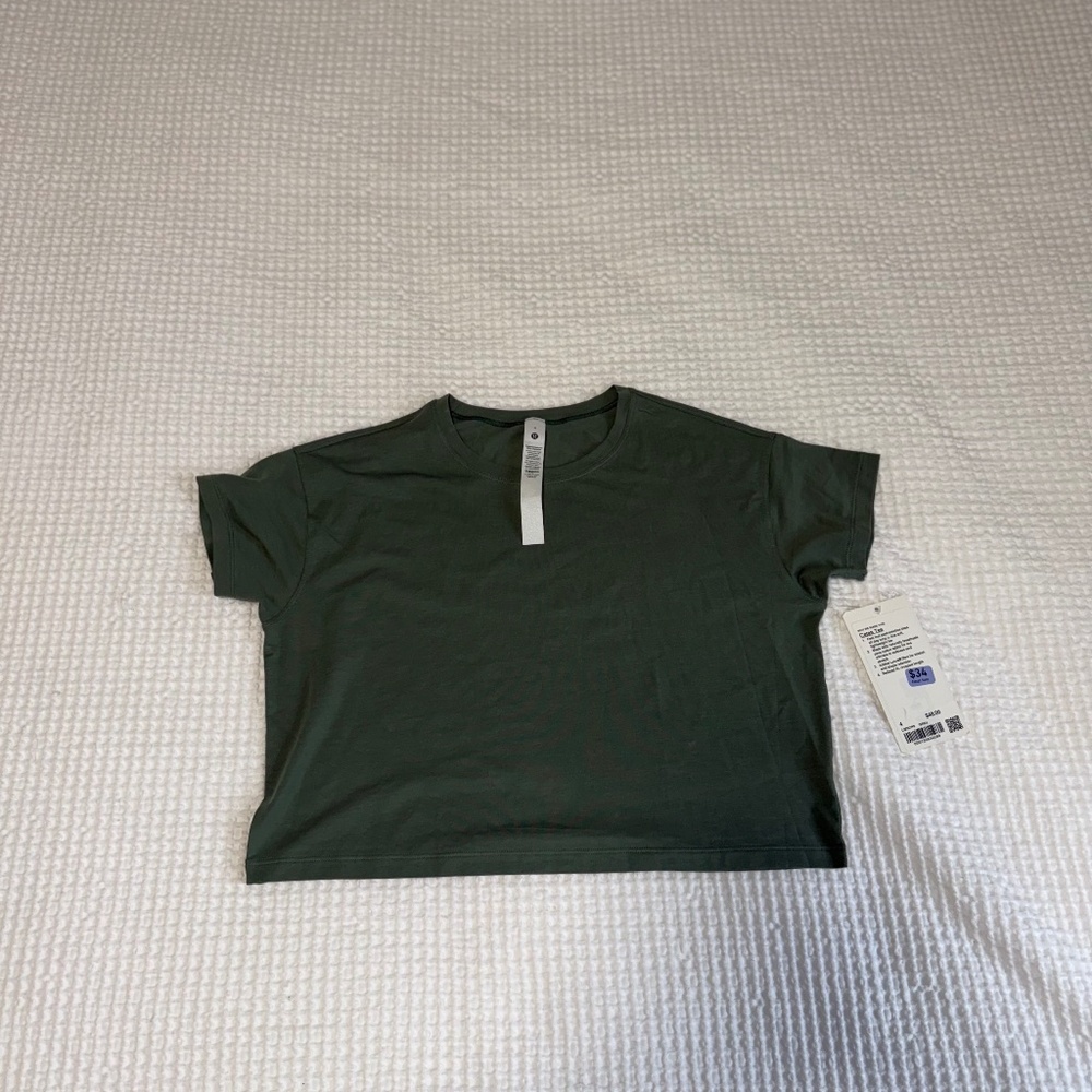Lululemon Cates T-Shirt Cropped. Size 4. NWT